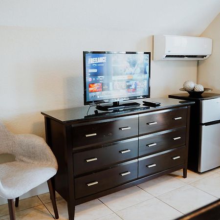 Shangri-La Boutique Bed & Breakfast West Bay エクステリア 写真
