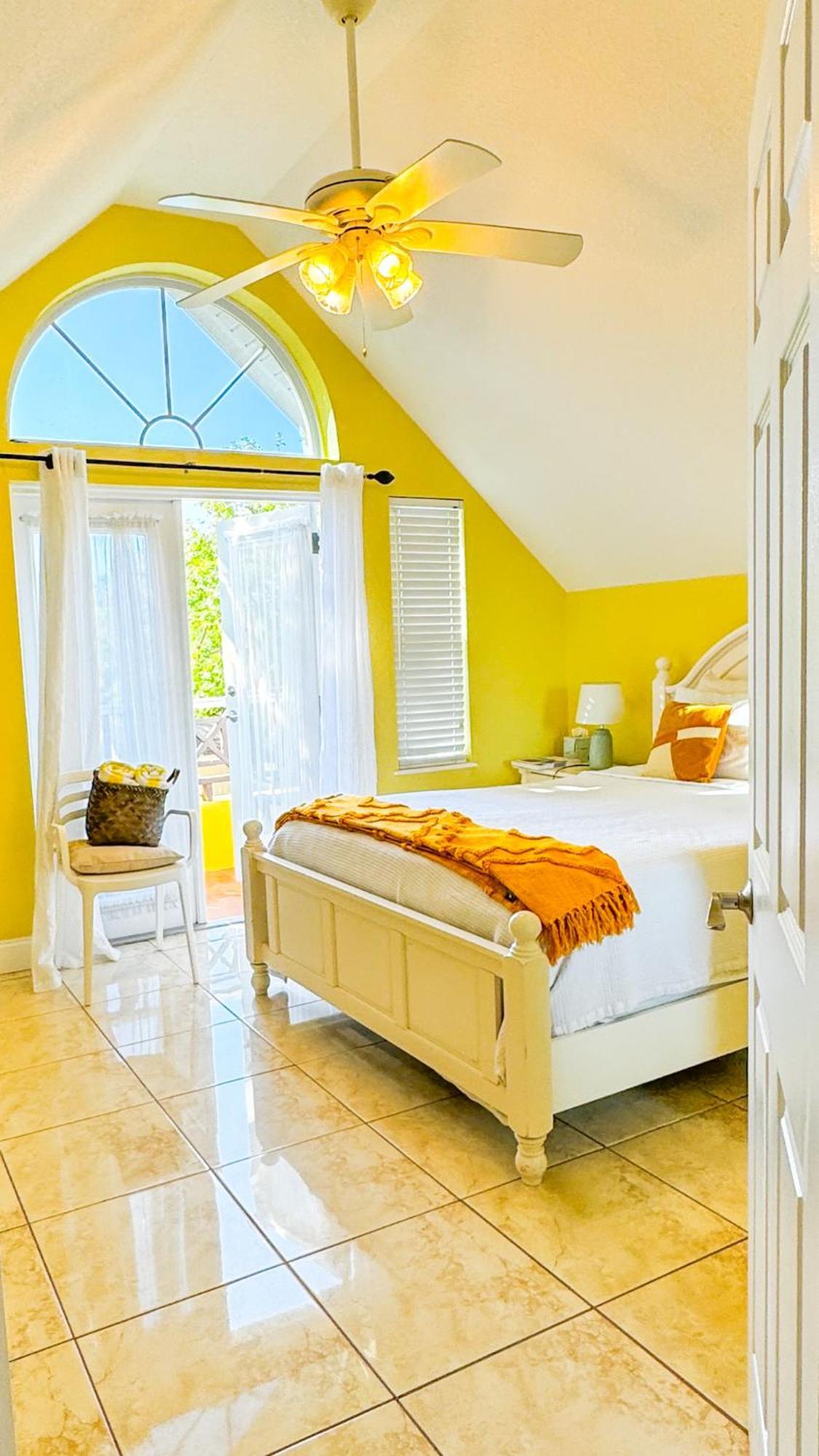 Shangri-La Boutique Bed & Breakfast West Bay エクステリア 写真