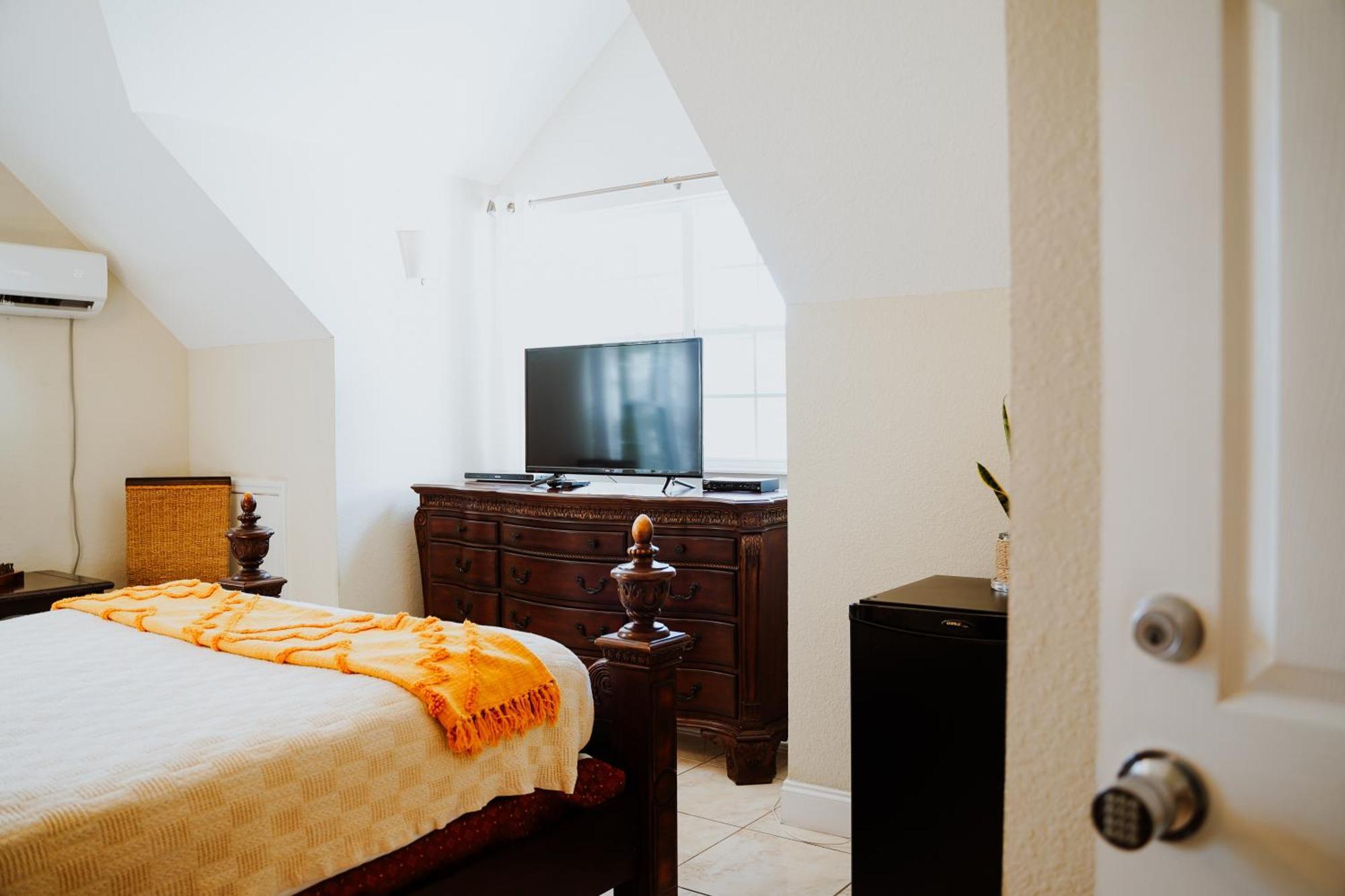 Shangri-La Boutique Bed & Breakfast West Bay エクステリア 写真