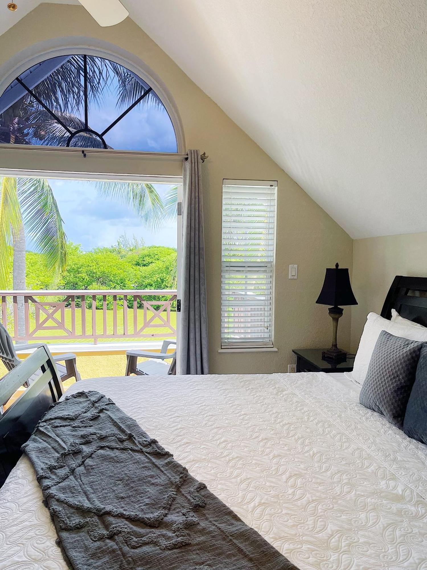 Shangri-La Boutique Bed & Breakfast West Bay エクステリア 写真