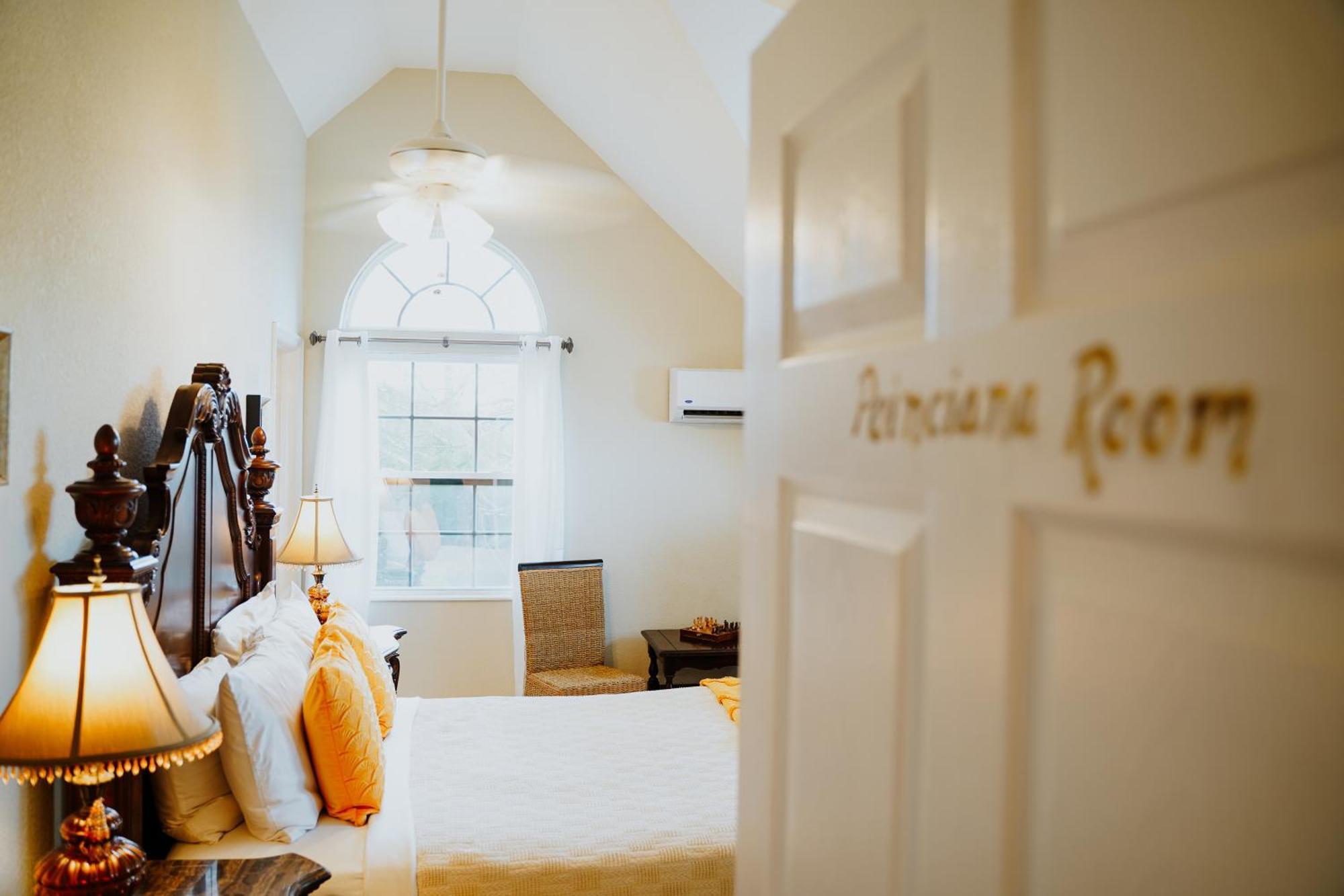 Shangri-La Boutique Bed & Breakfast West Bay エクステリア 写真