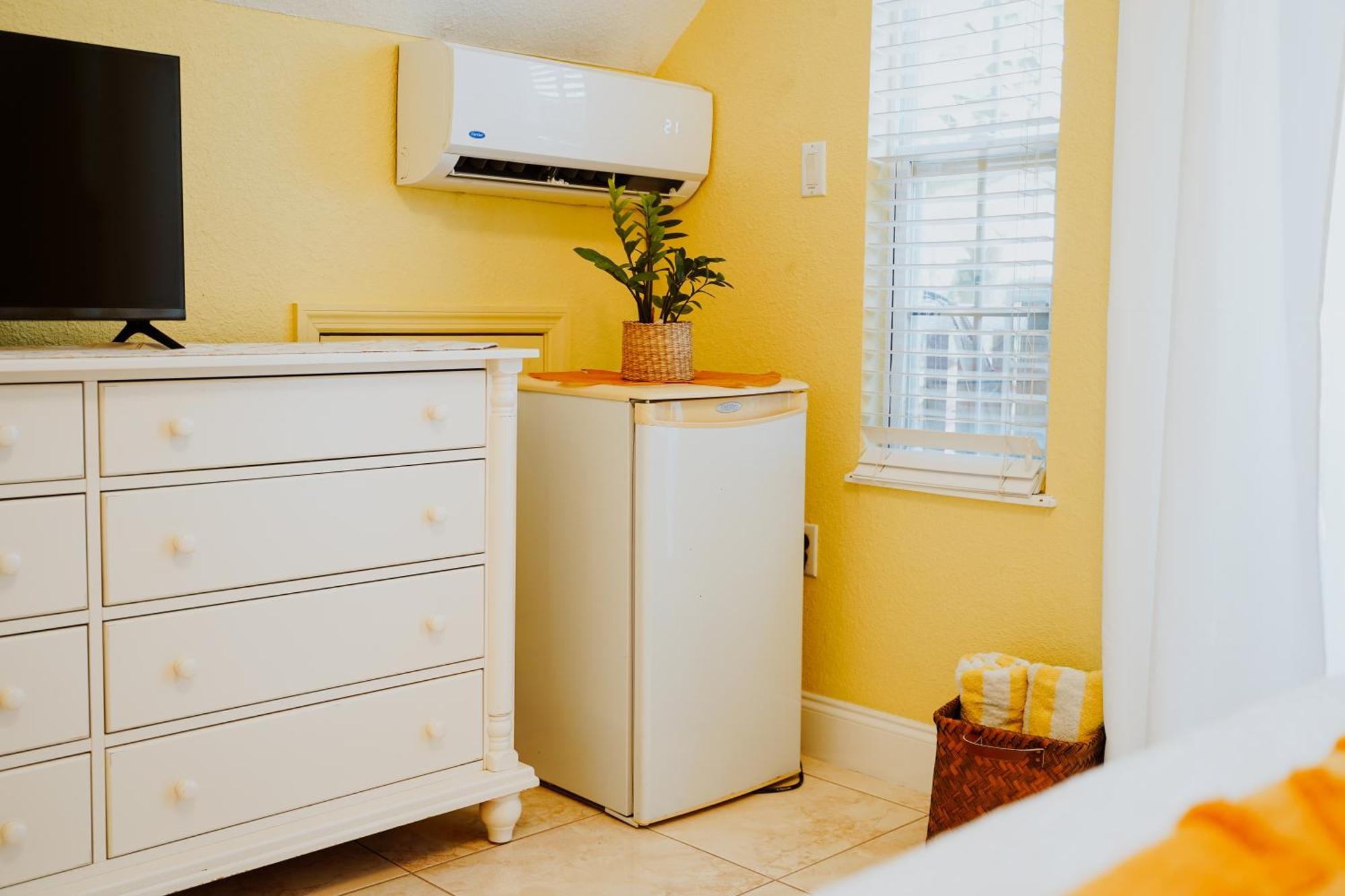Shangri-La Boutique Bed & Breakfast West Bay エクステリア 写真