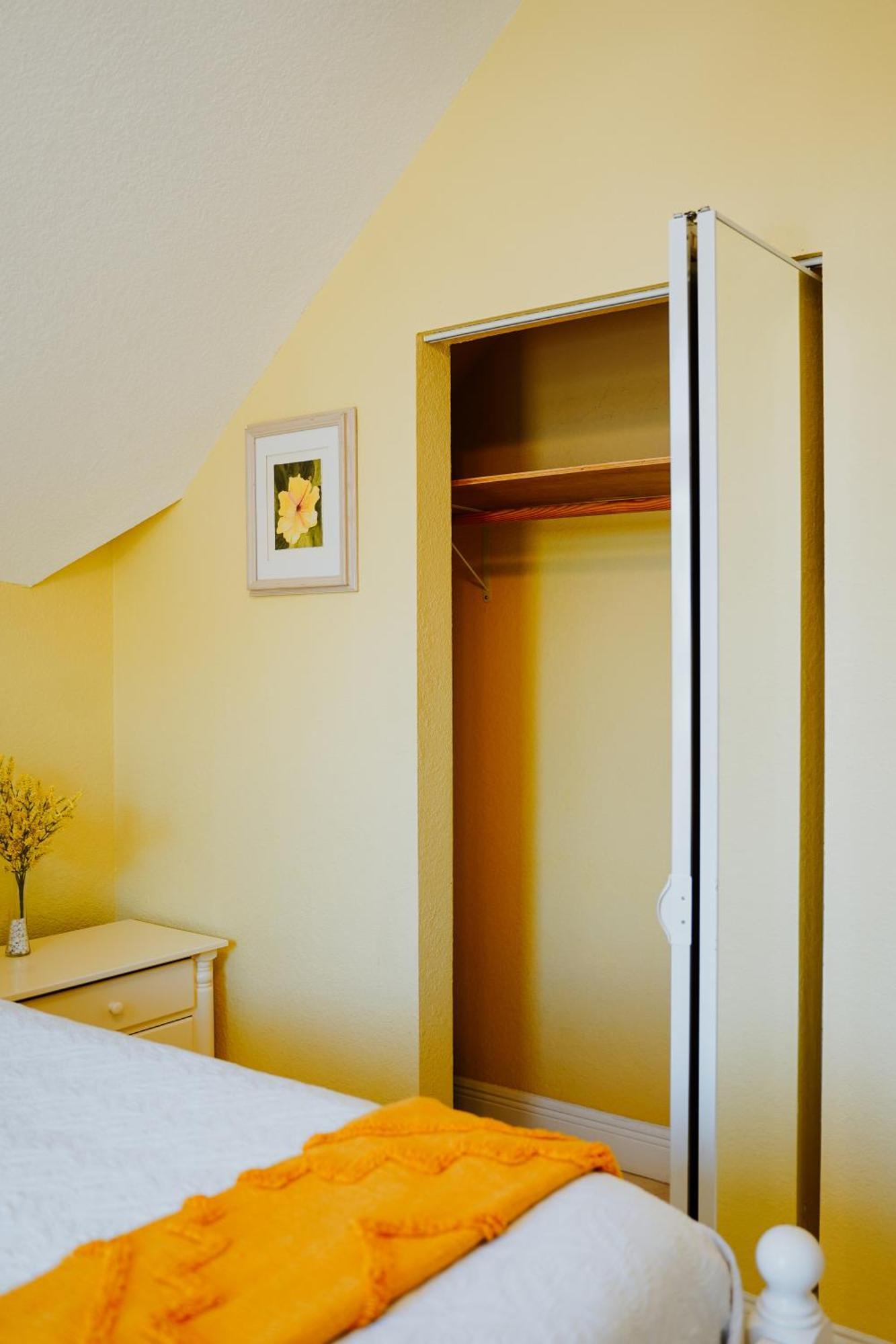 Shangri-La Boutique Bed & Breakfast West Bay エクステリア 写真