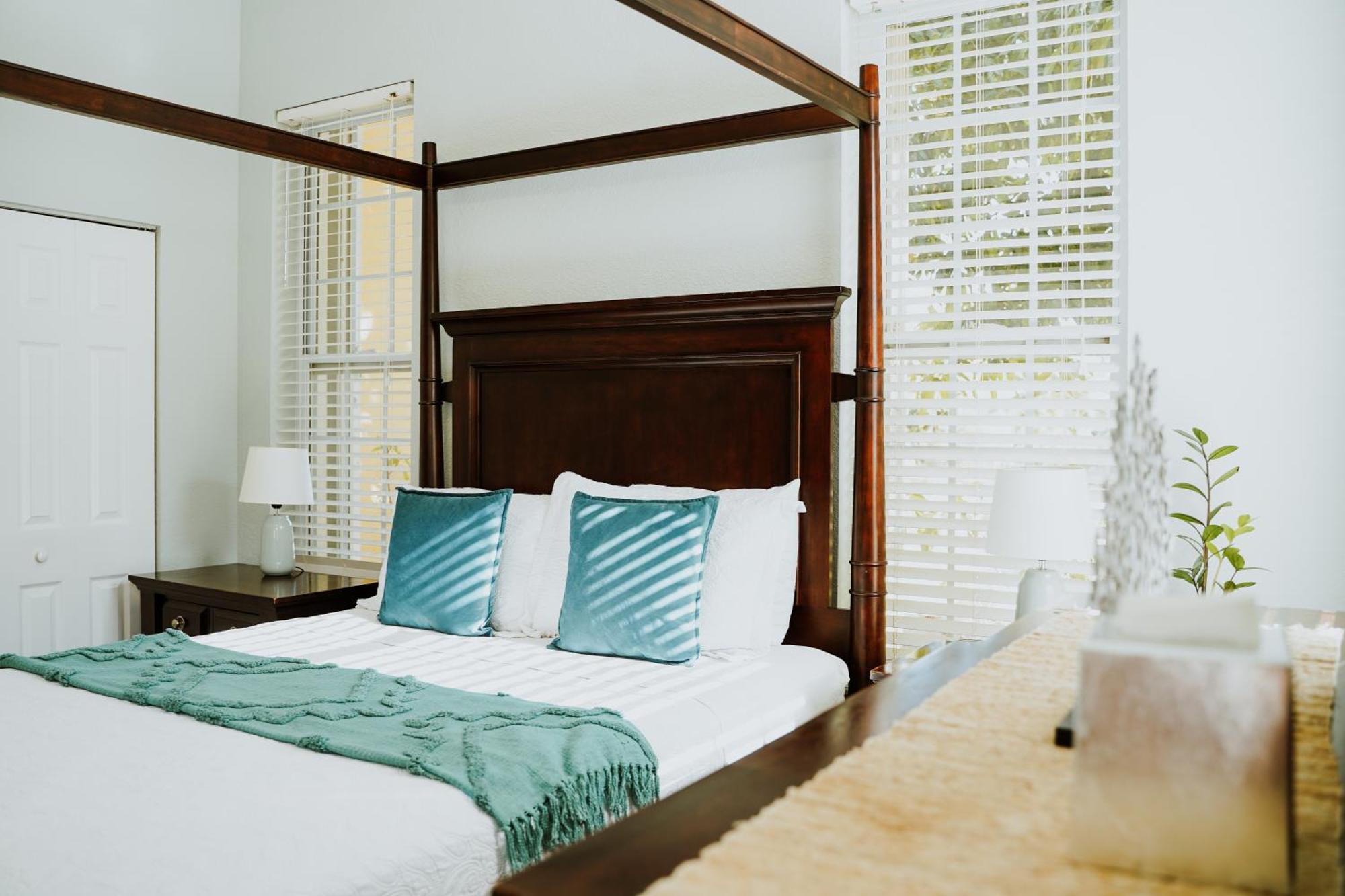 Shangri-La Boutique Bed & Breakfast West Bay エクステリア 写真
