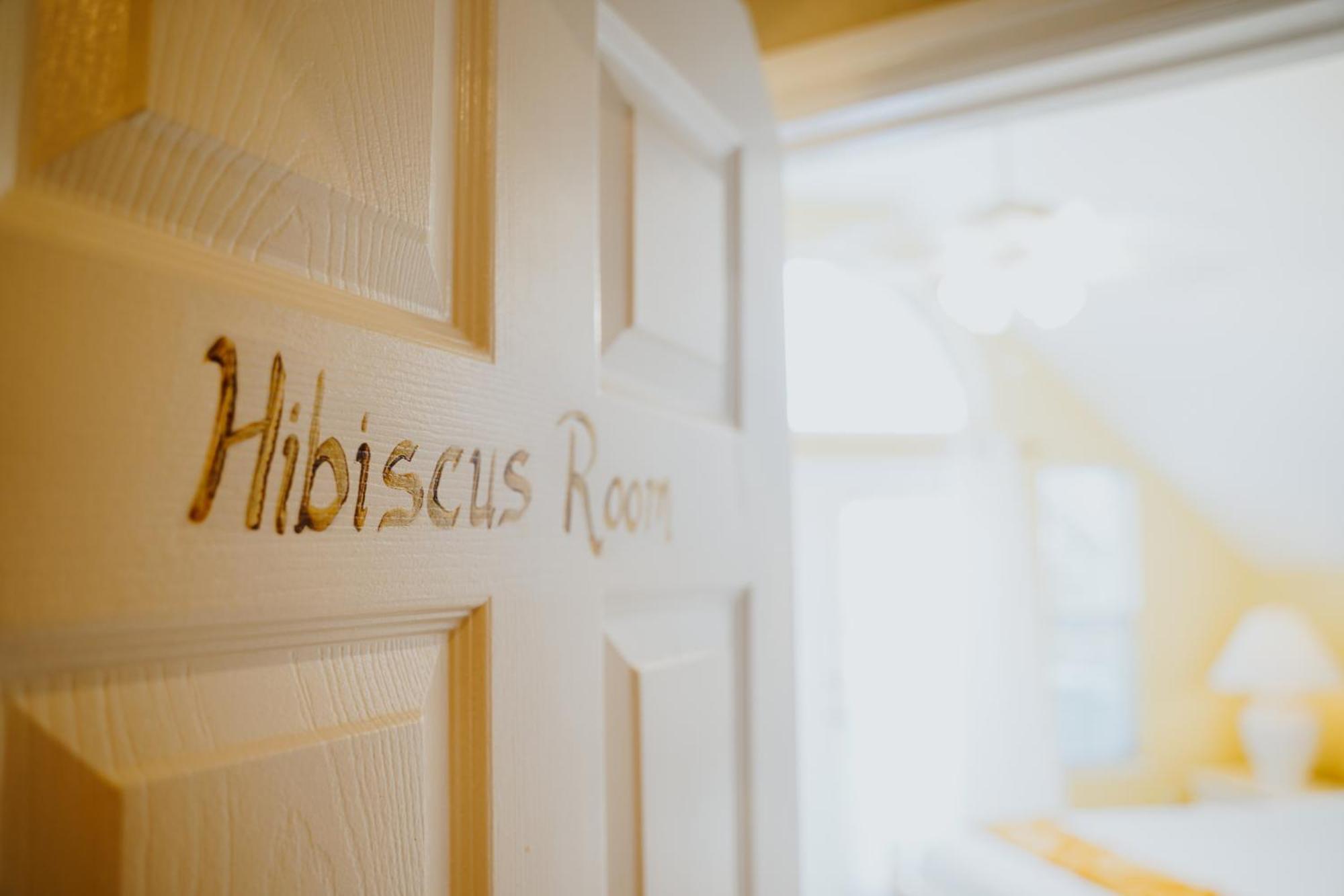 Shangri-La Boutique Bed & Breakfast West Bay エクステリア 写真