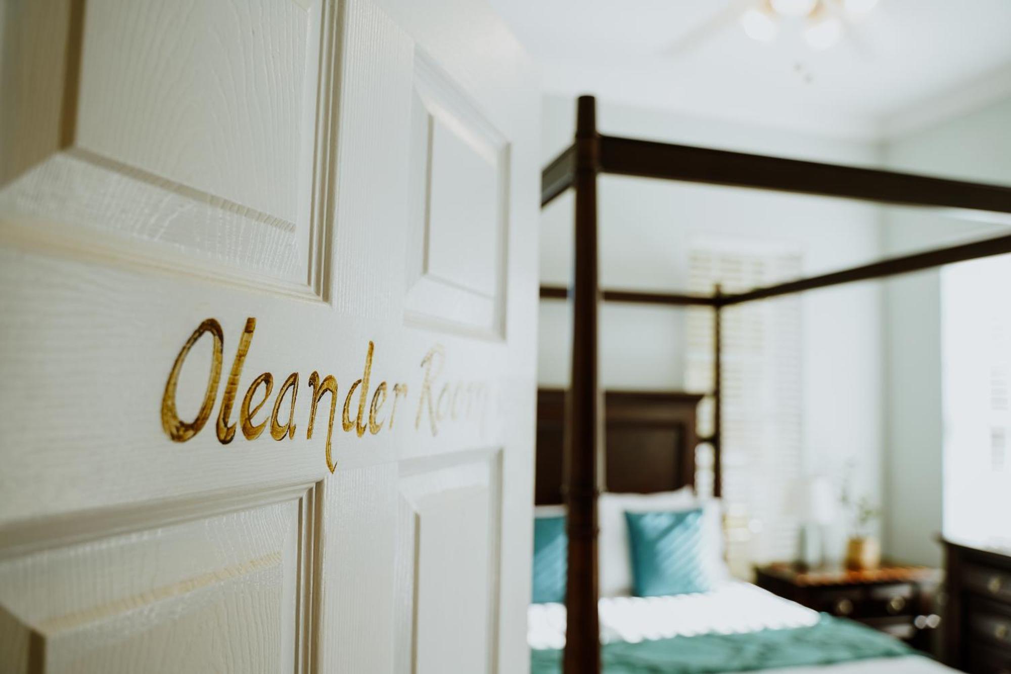 Shangri-La Boutique Bed & Breakfast West Bay エクステリア 写真