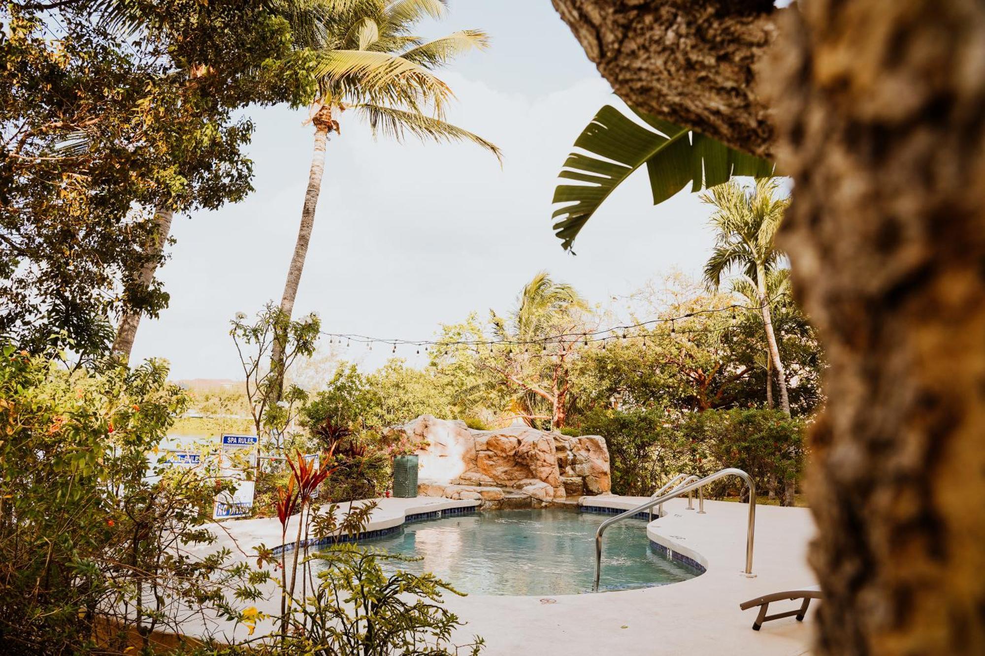 Shangri-La Boutique Bed & Breakfast West Bay エクステリア 写真