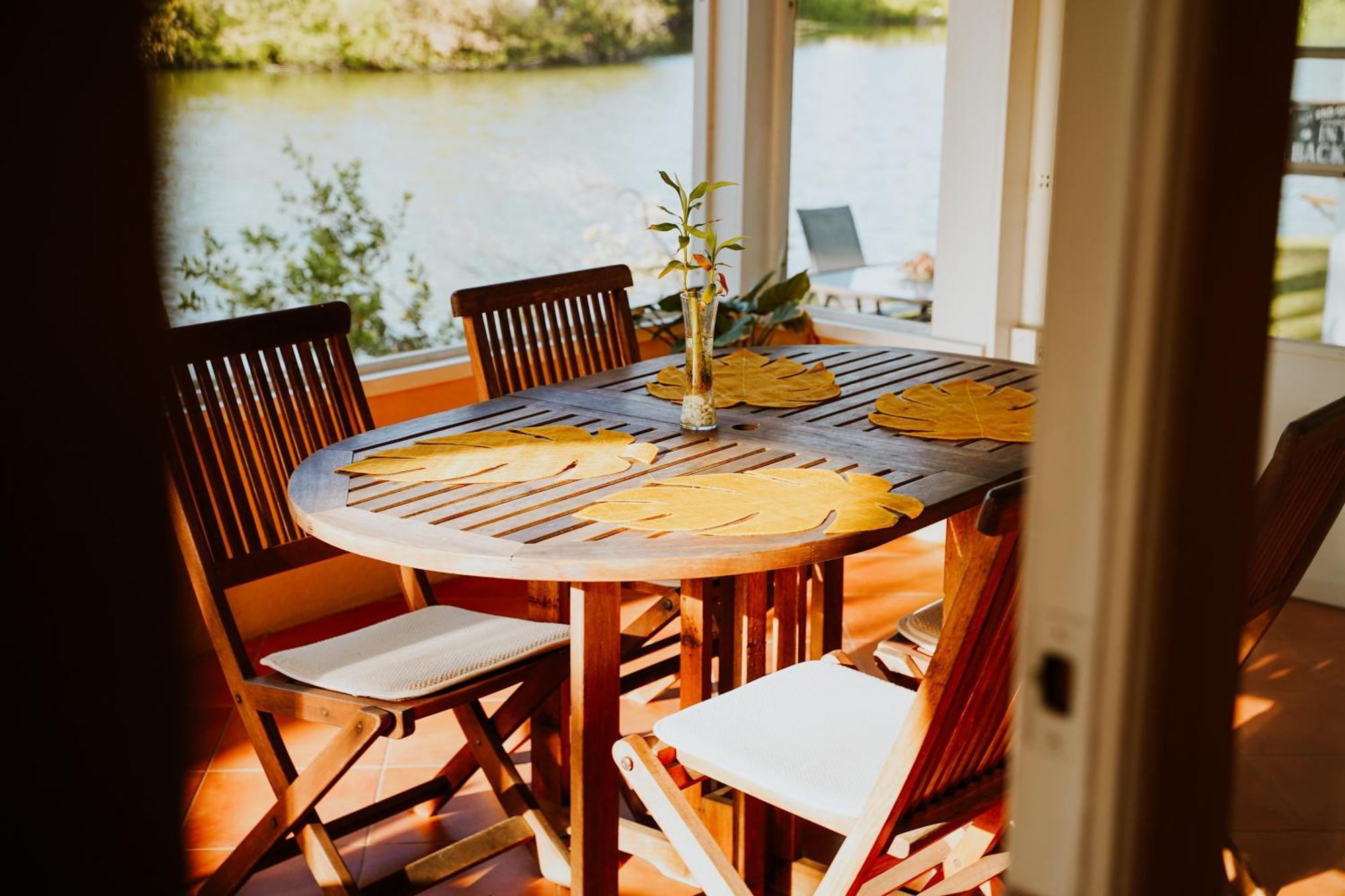 Shangri-La Boutique Bed & Breakfast West Bay エクステリア 写真