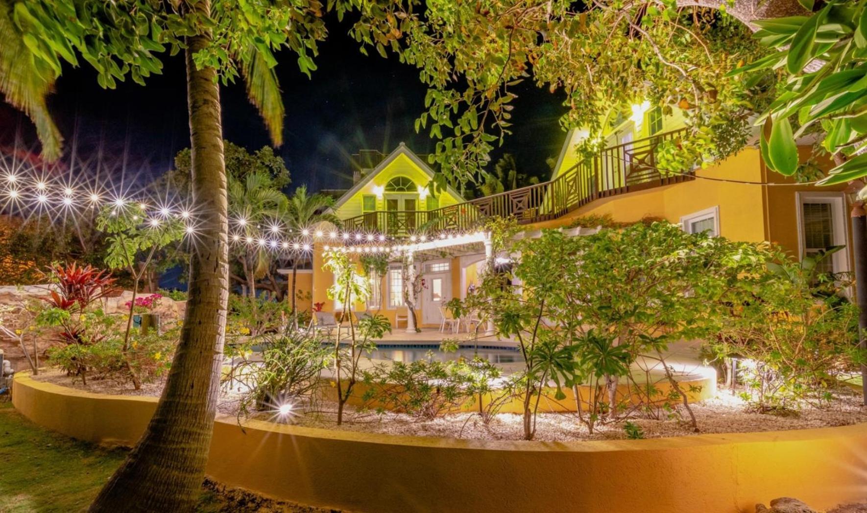Shangri-La Boutique Bed & Breakfast West Bay エクステリア 写真