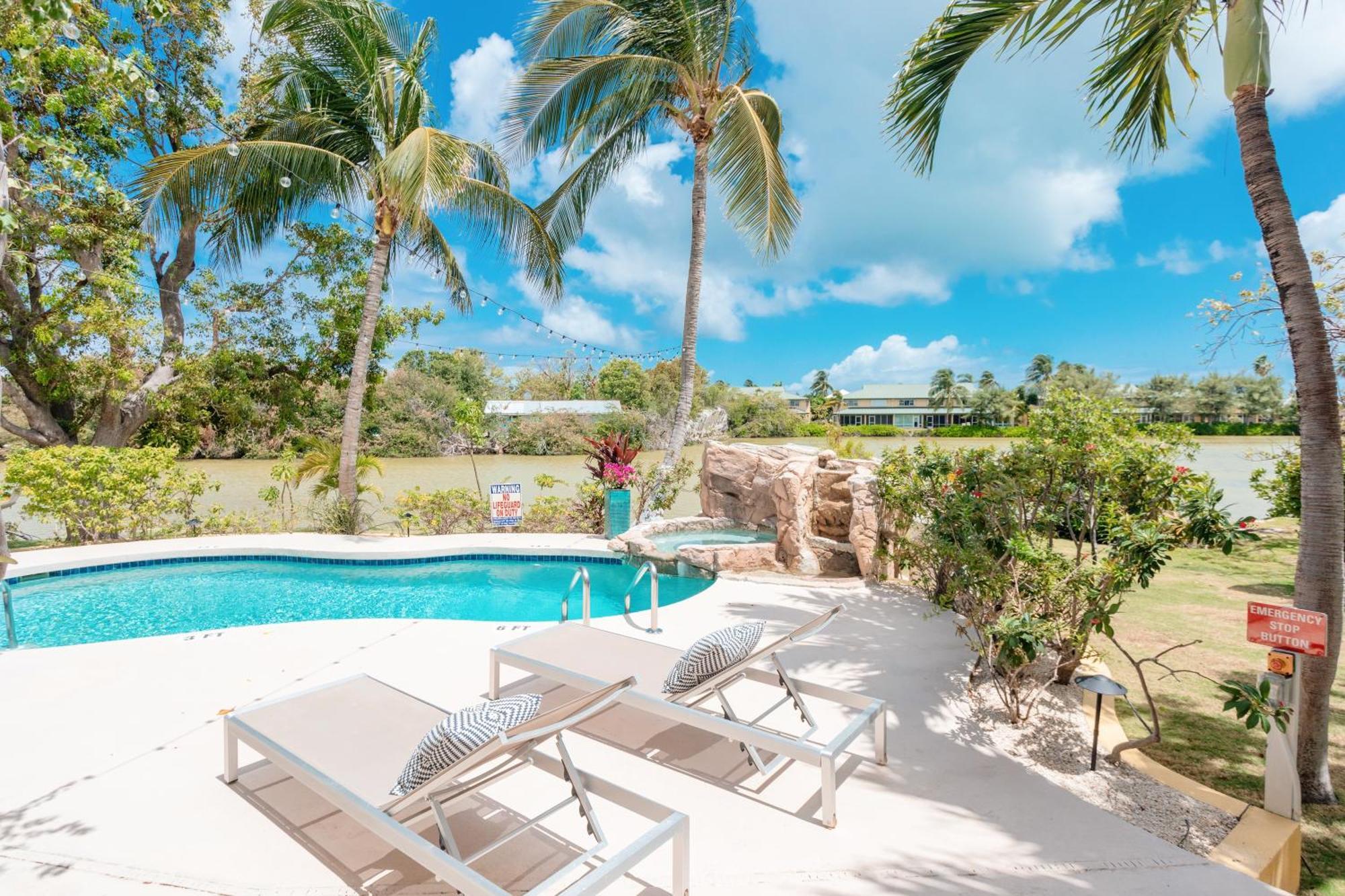 Shangri-La Boutique Bed & Breakfast West Bay エクステリア 写真