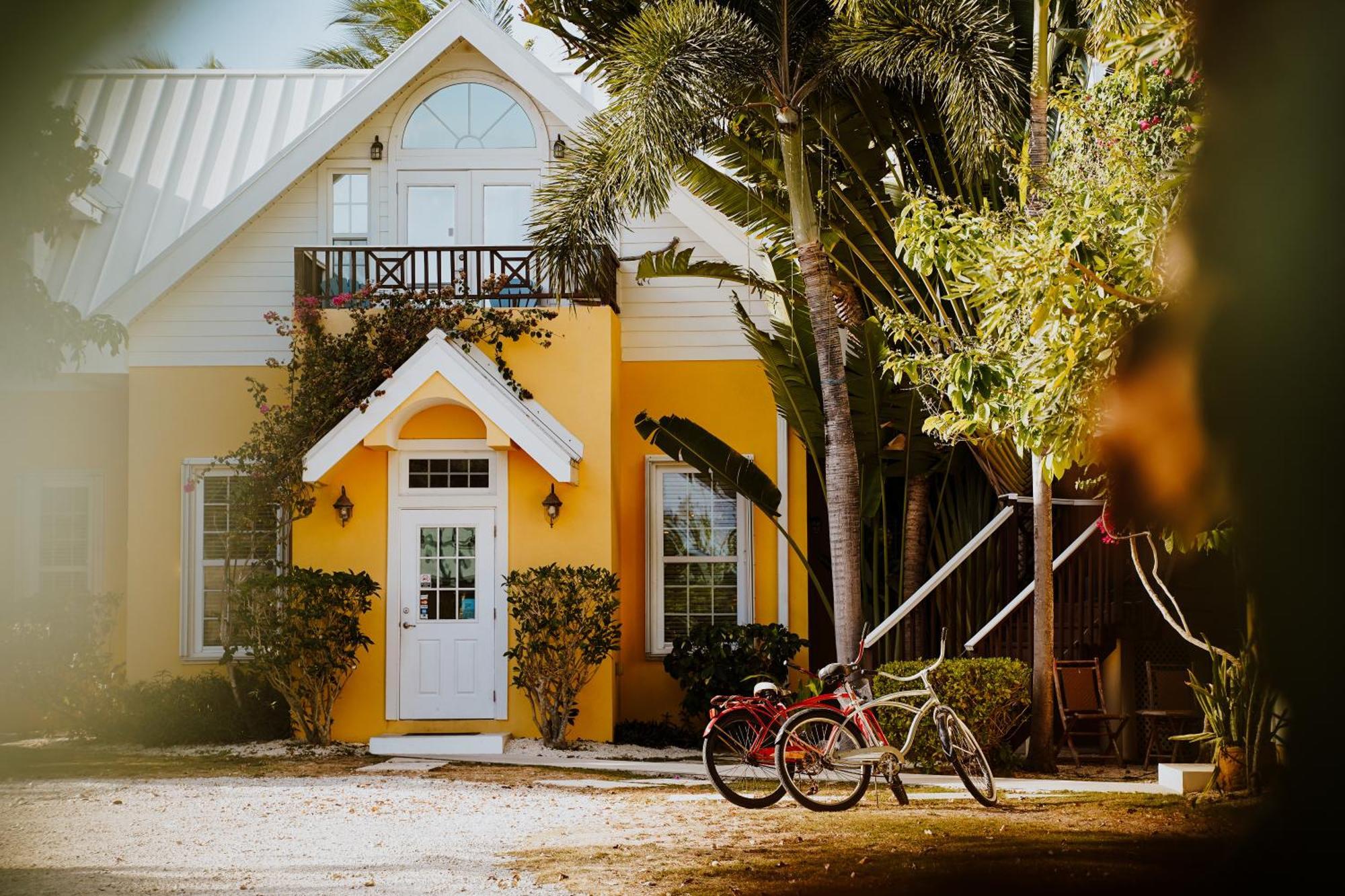 Shangri-La Boutique Bed & Breakfast West Bay エクステリア 写真