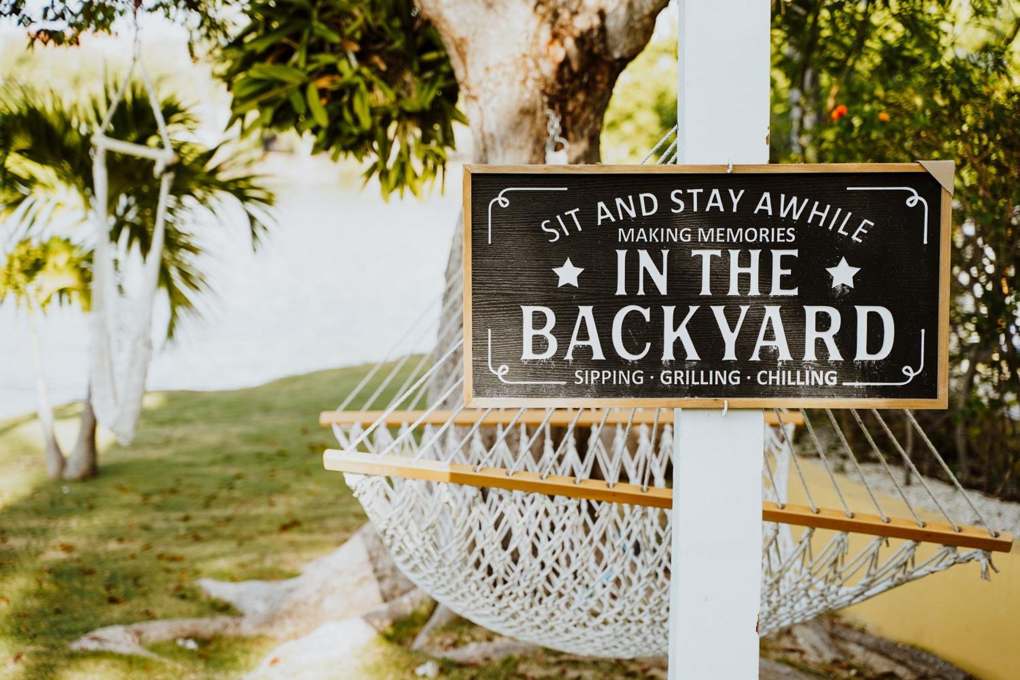 Shangri-La Boutique Bed & Breakfast West Bay エクステリア 写真