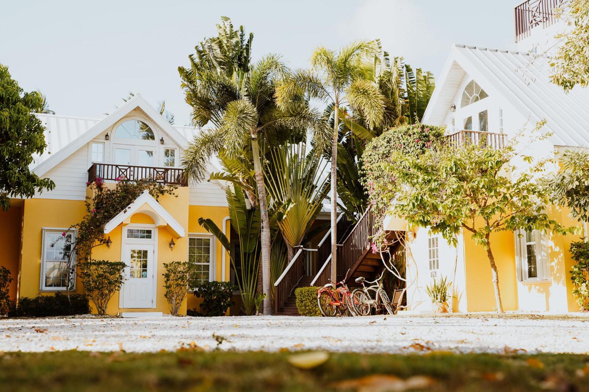 Shangri-La Boutique Bed & Breakfast West Bay エクステリア 写真