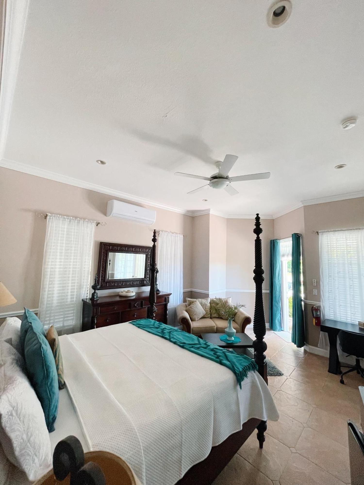 Shangri-La Boutique Bed & Breakfast West Bay 部屋 写真