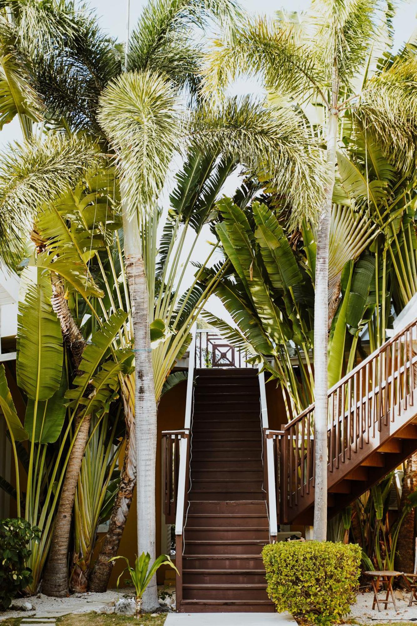 Shangri-La Boutique Bed & Breakfast West Bay エクステリア 写真
