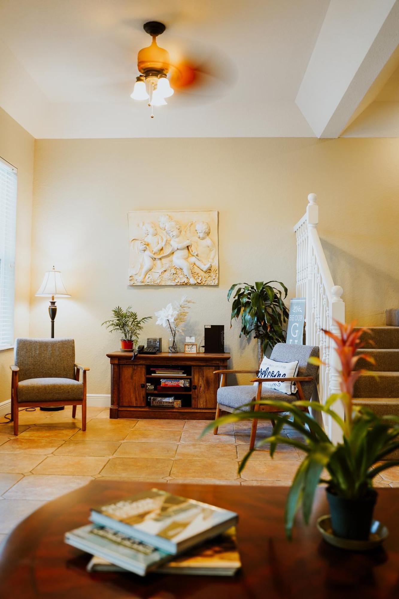 Shangri-La Boutique Bed & Breakfast West Bay エクステリア 写真