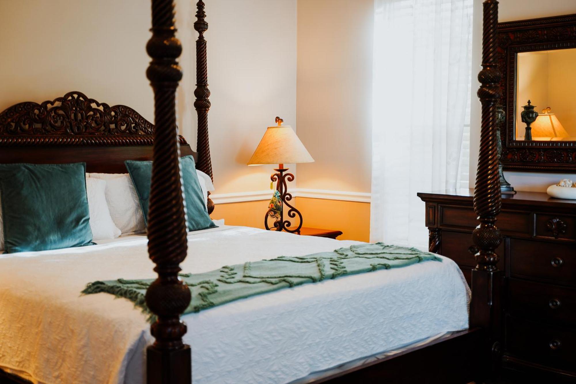 Shangri-La Boutique Bed & Breakfast West Bay エクステリア 写真