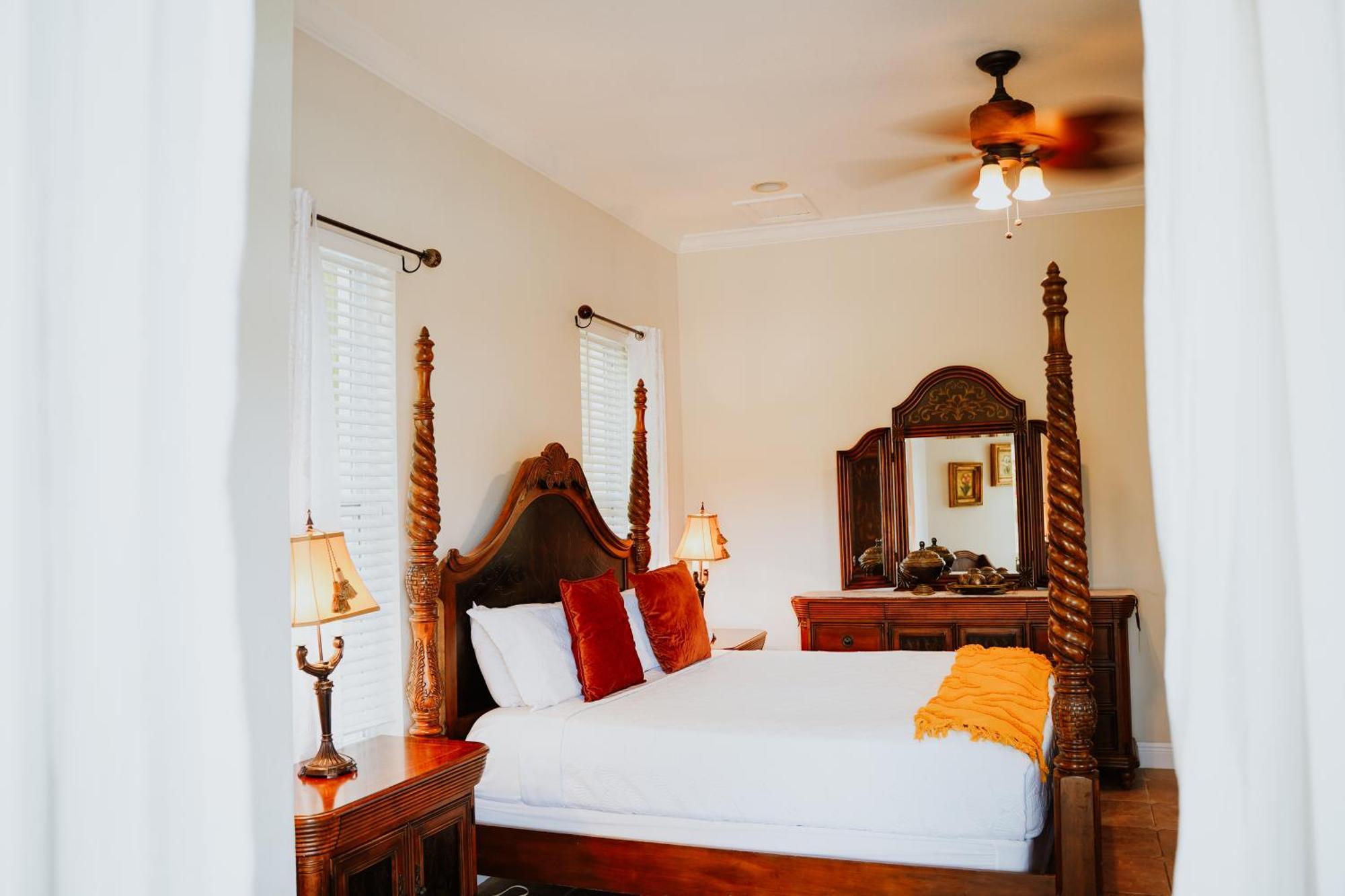 Shangri-La Boutique Bed & Breakfast West Bay エクステリア 写真